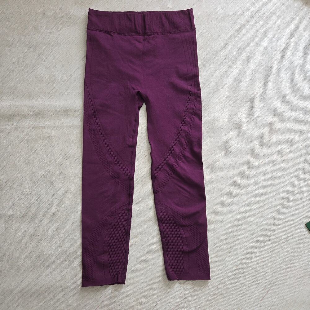 Fabletics purple 3/4 athletic leggings woman's size Medium